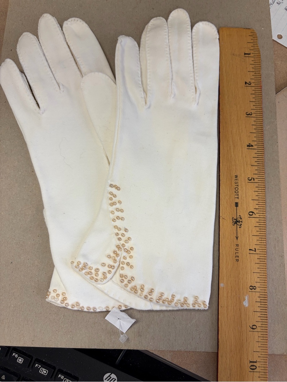 Vintage Classic Women's Cream Dress Gloves with Pearl Trim